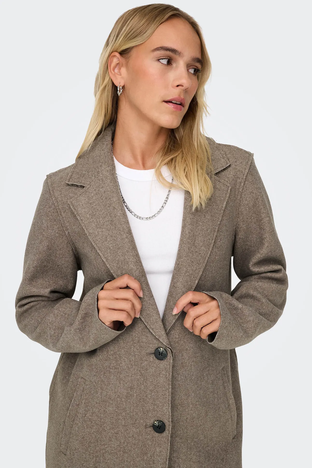 Abrigo De Mujer Con Cuello De Solapa Y Botones