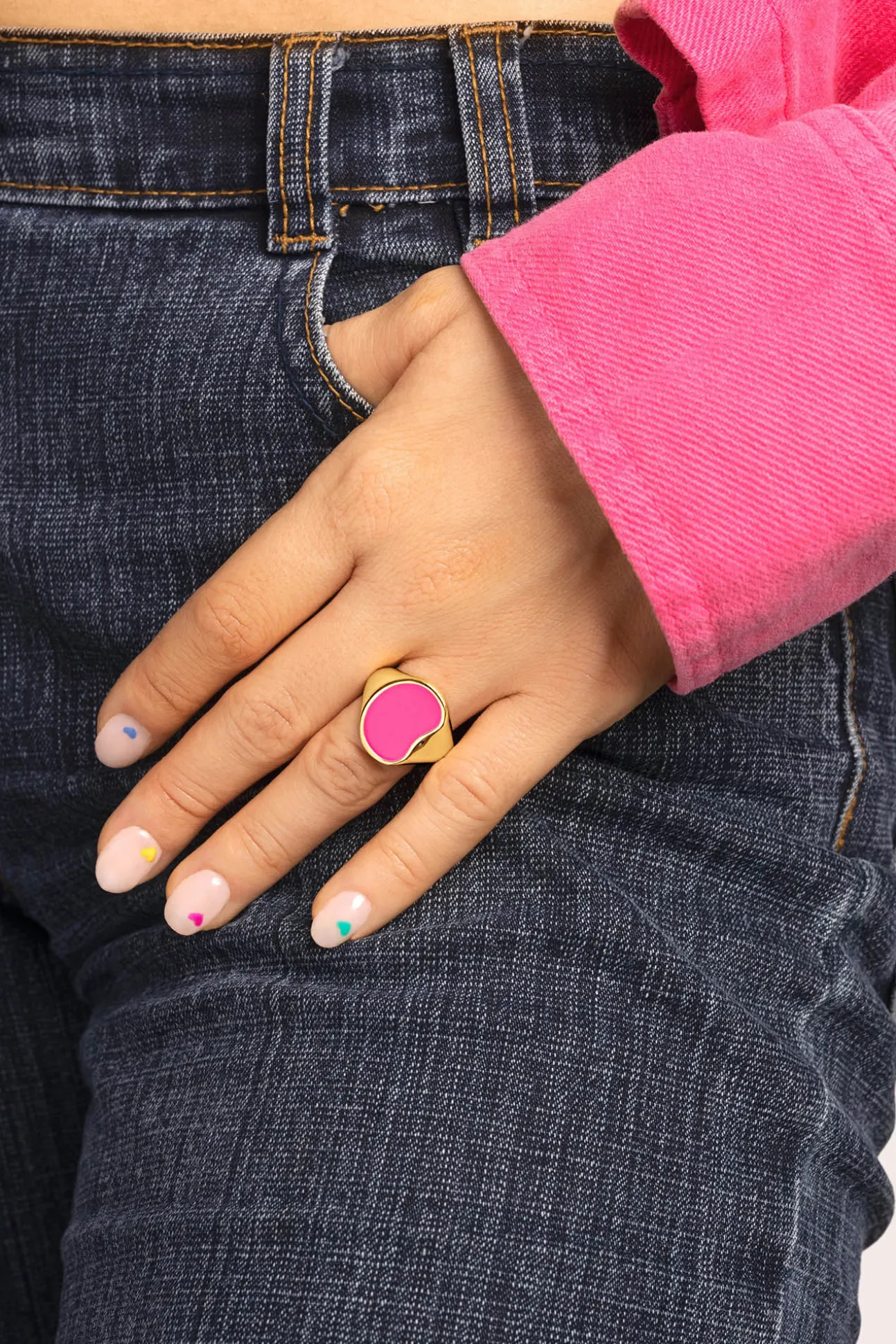 Anillo Signet Bean Neon Pink Enamel Oro