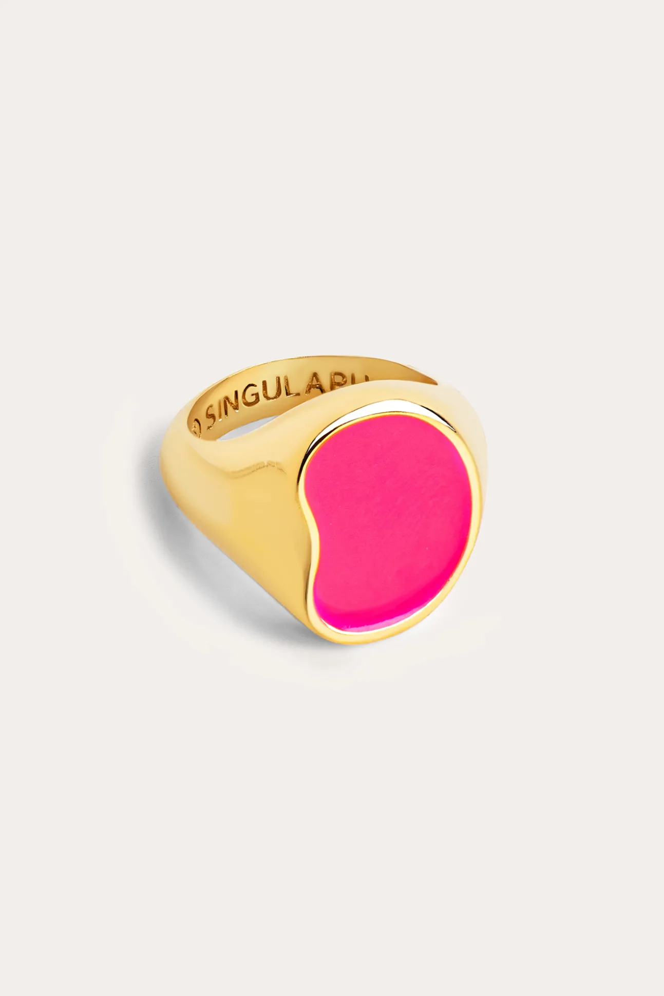 Anillo Signet Bean Neon Pink Enamel Oro