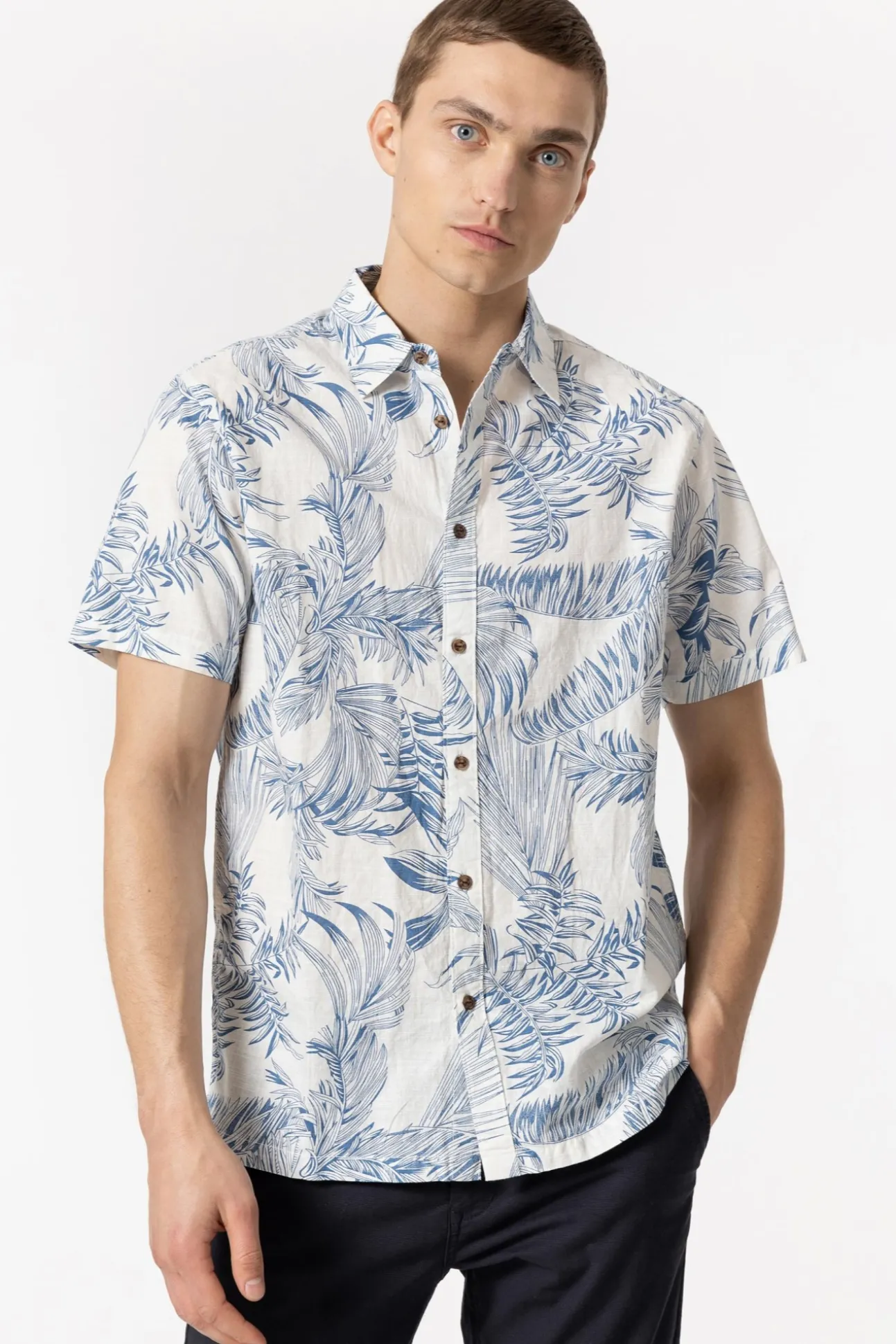 Camisa Slub Regular Fit Estampado Hojas