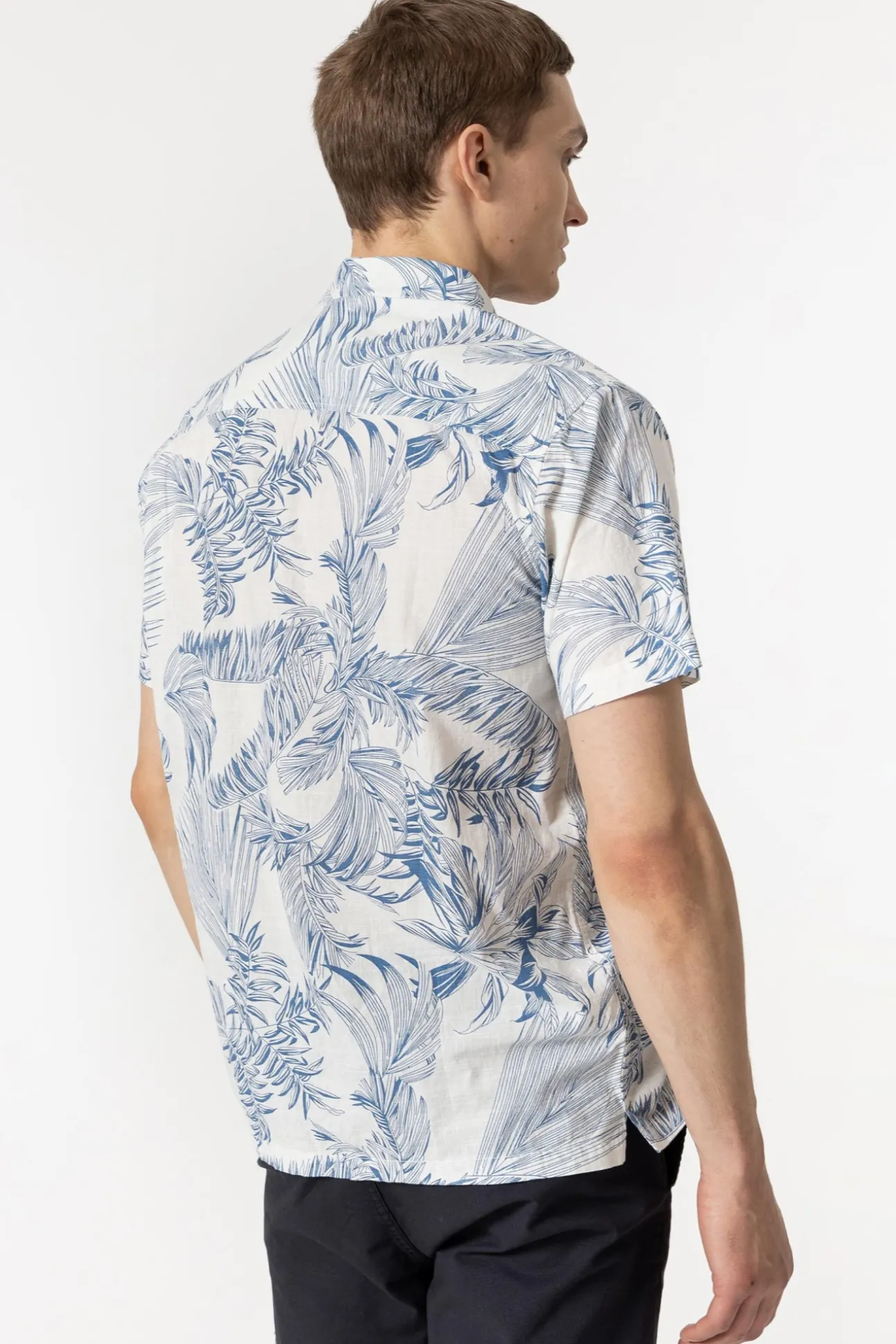 Camisa Slub Regular Fit Estampado Hojas