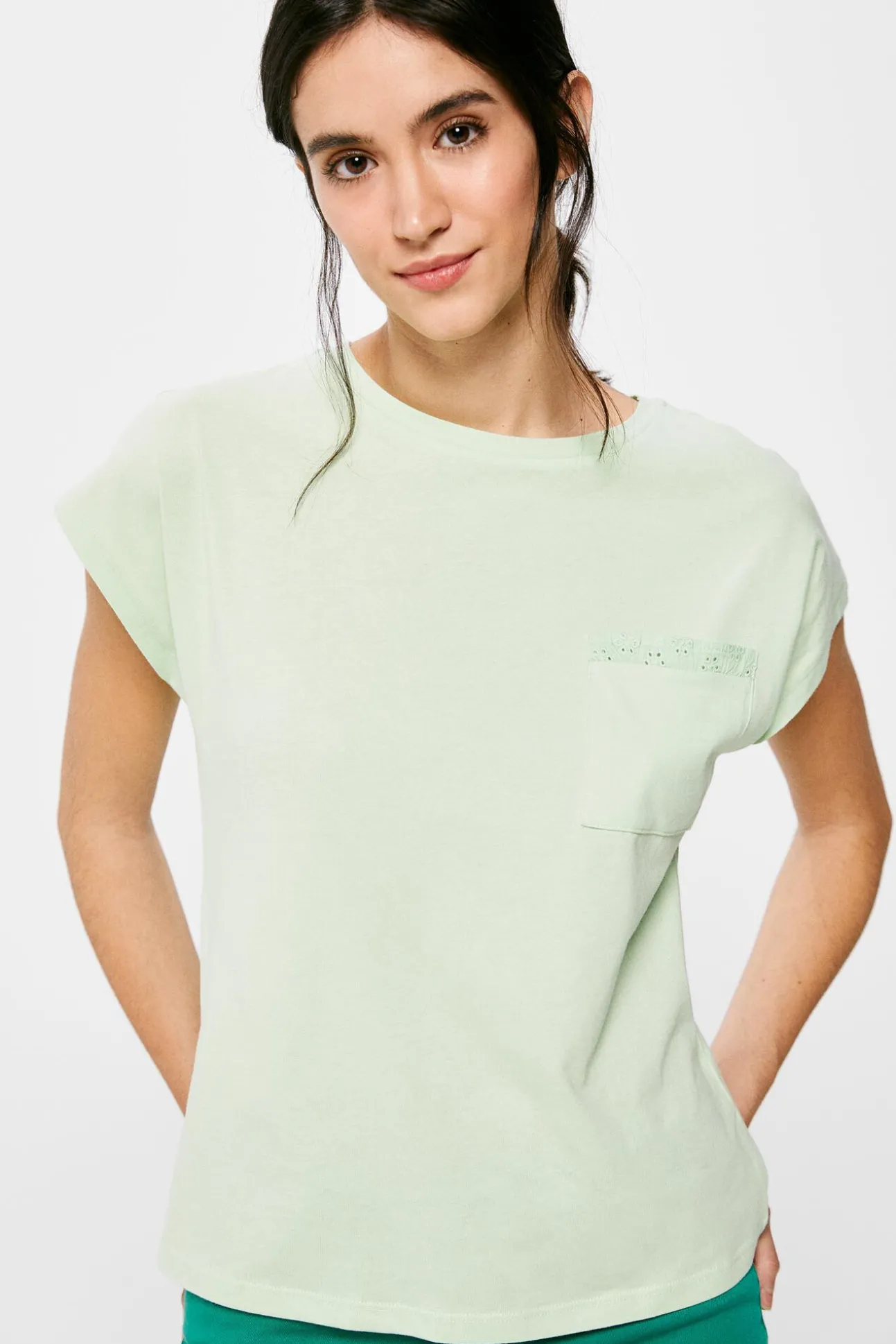 Camiseta Bolsillo Bordado Suizo