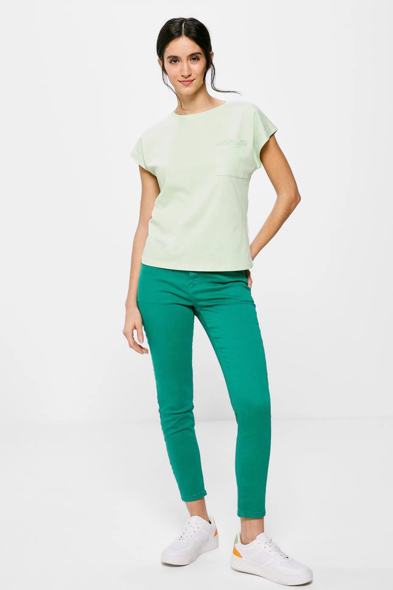 Camiseta Bolsillo Bordado Suizo