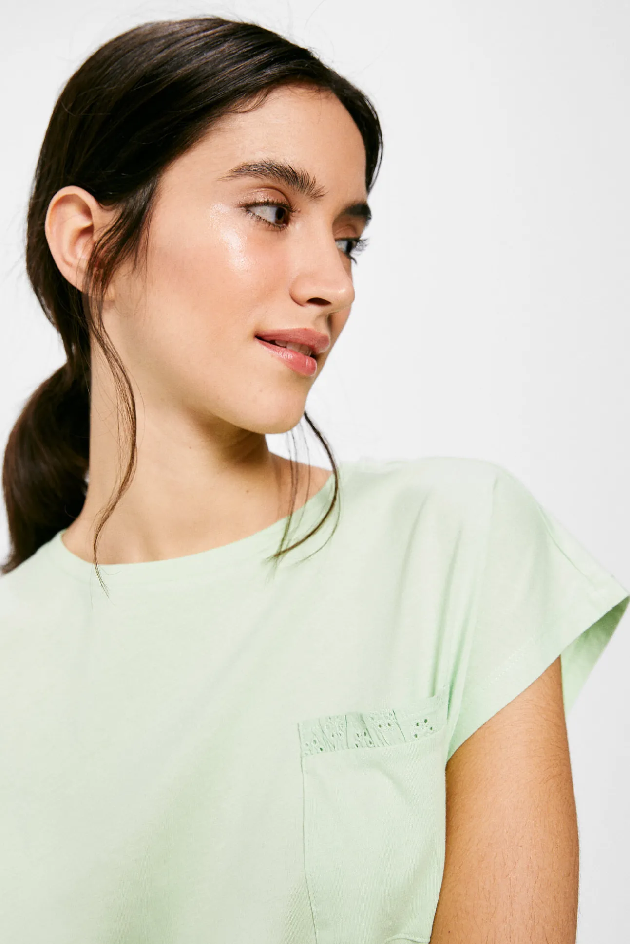 Camiseta Bolsillo Bordado Suizo