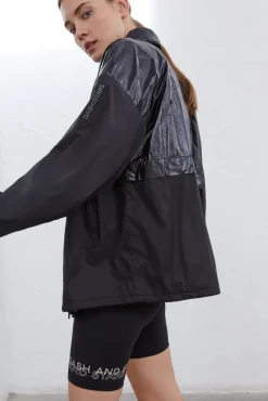 Chaqueta Water Resistant Negra
