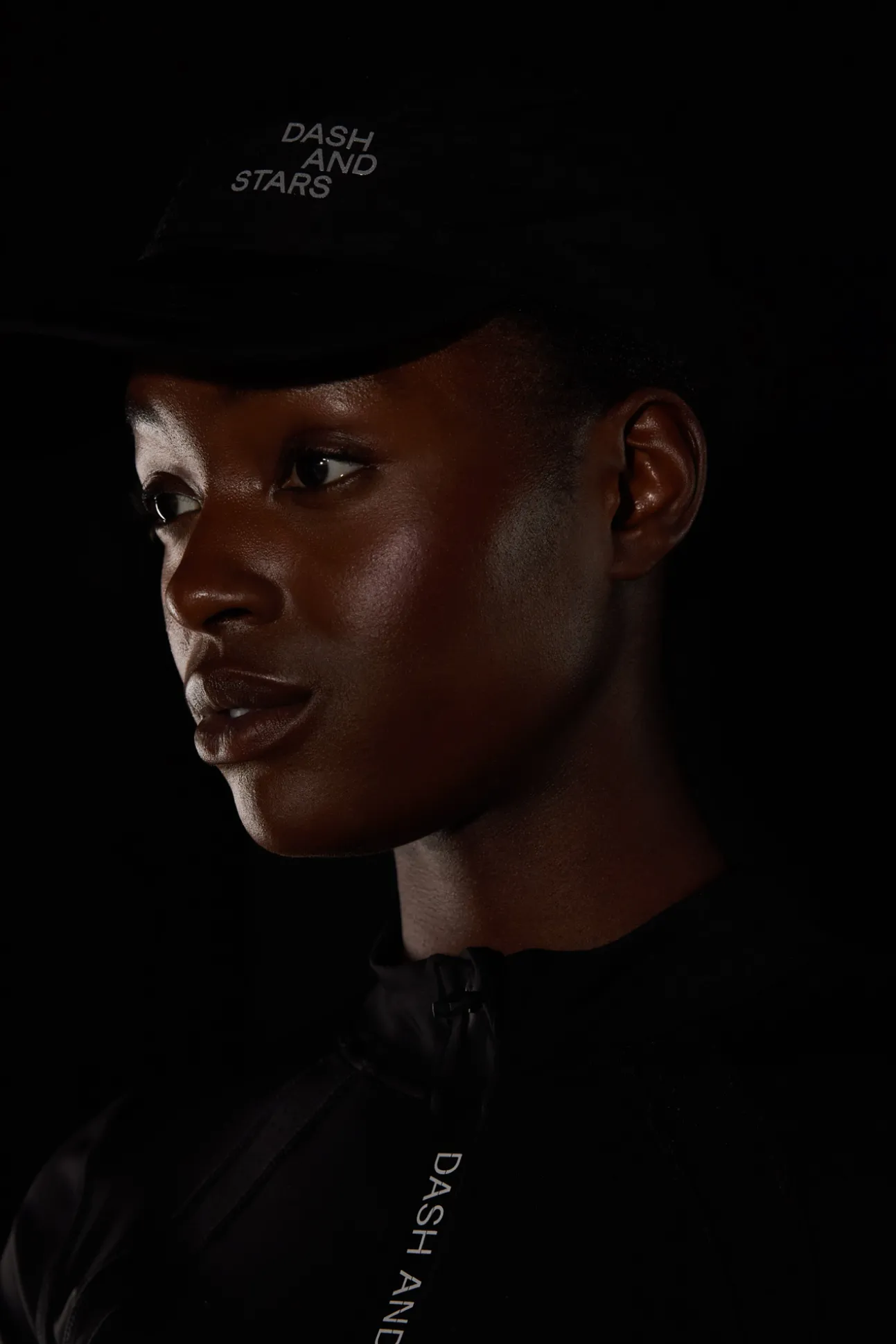 Gorra Negra Tecnica Logo Reflectante