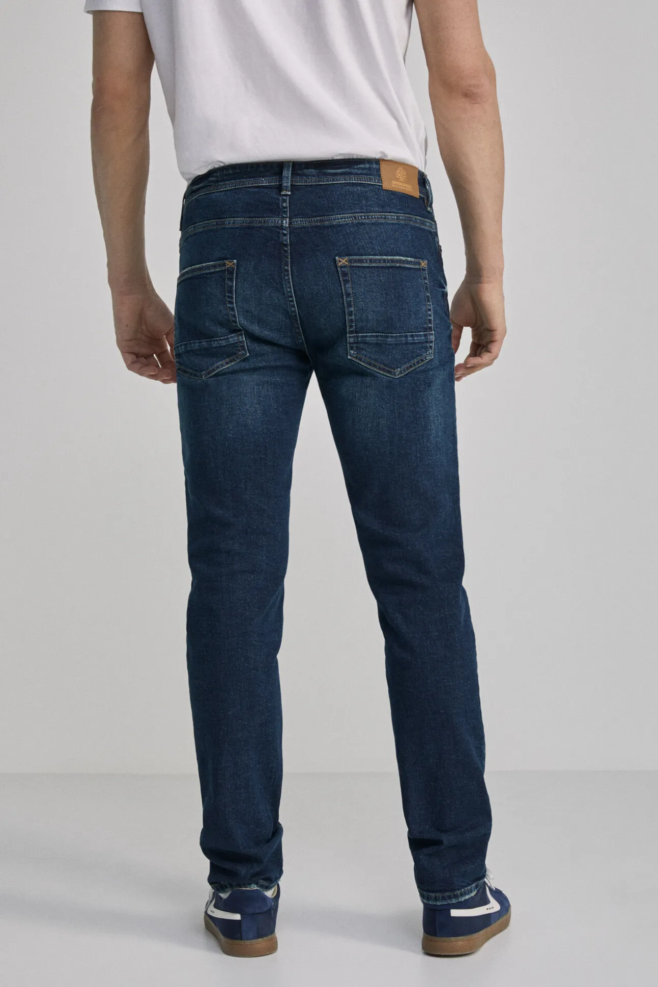Jeans Slim Lavado Oscuro Ensuciado
