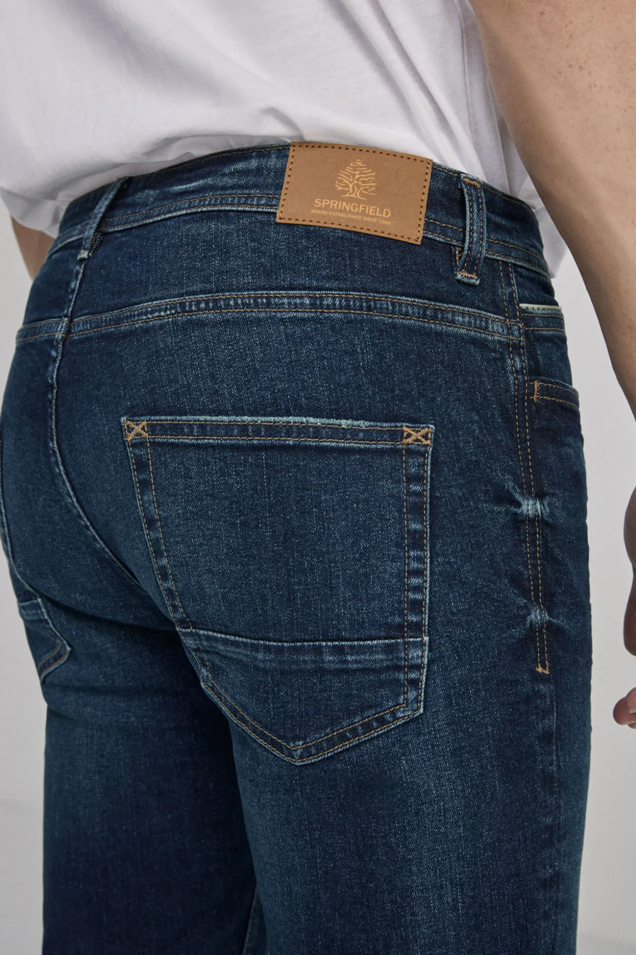Jeans Slim Lavado Oscuro Ensuciado