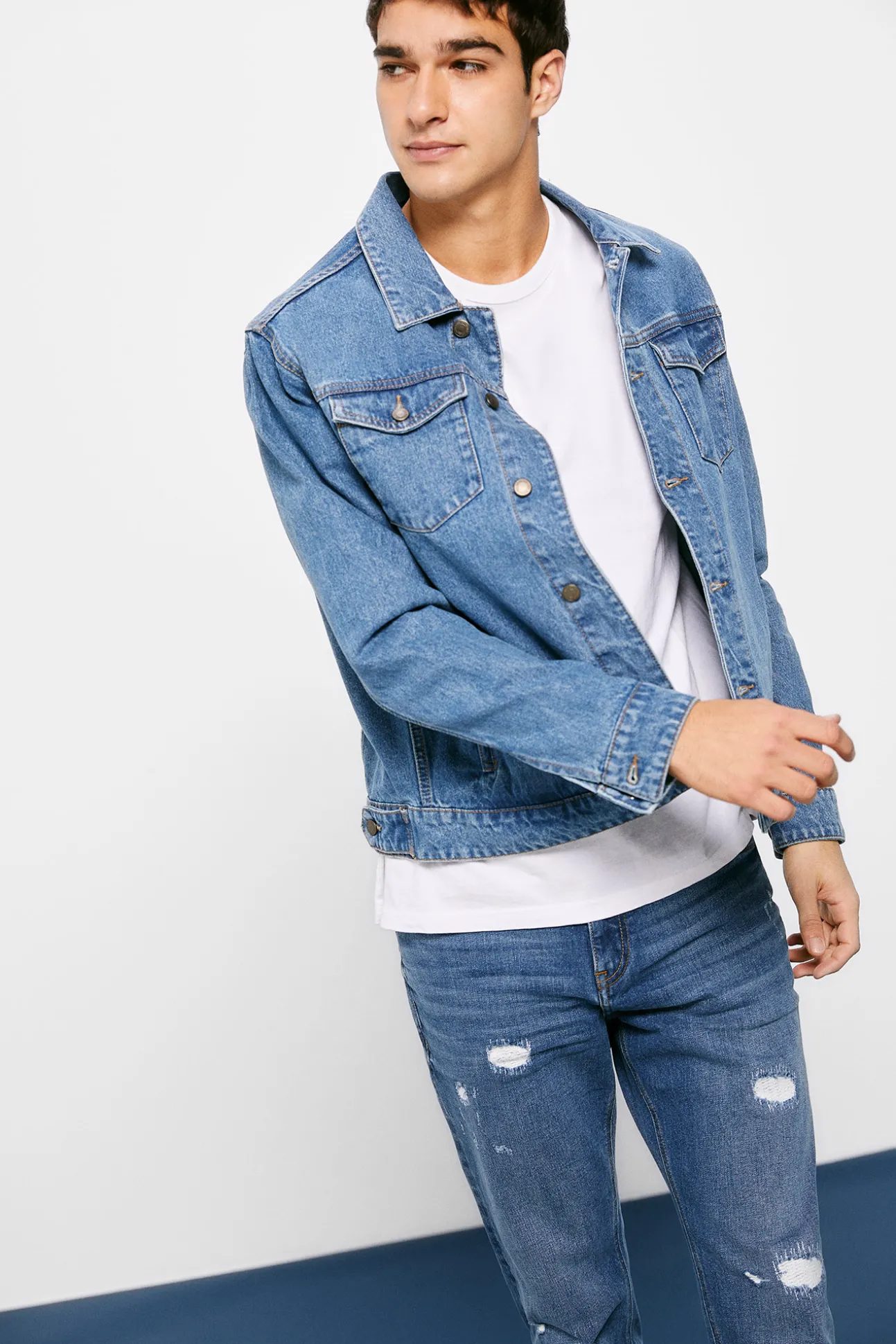 Jeans Slim Ligero Lavado Rotos Reparados