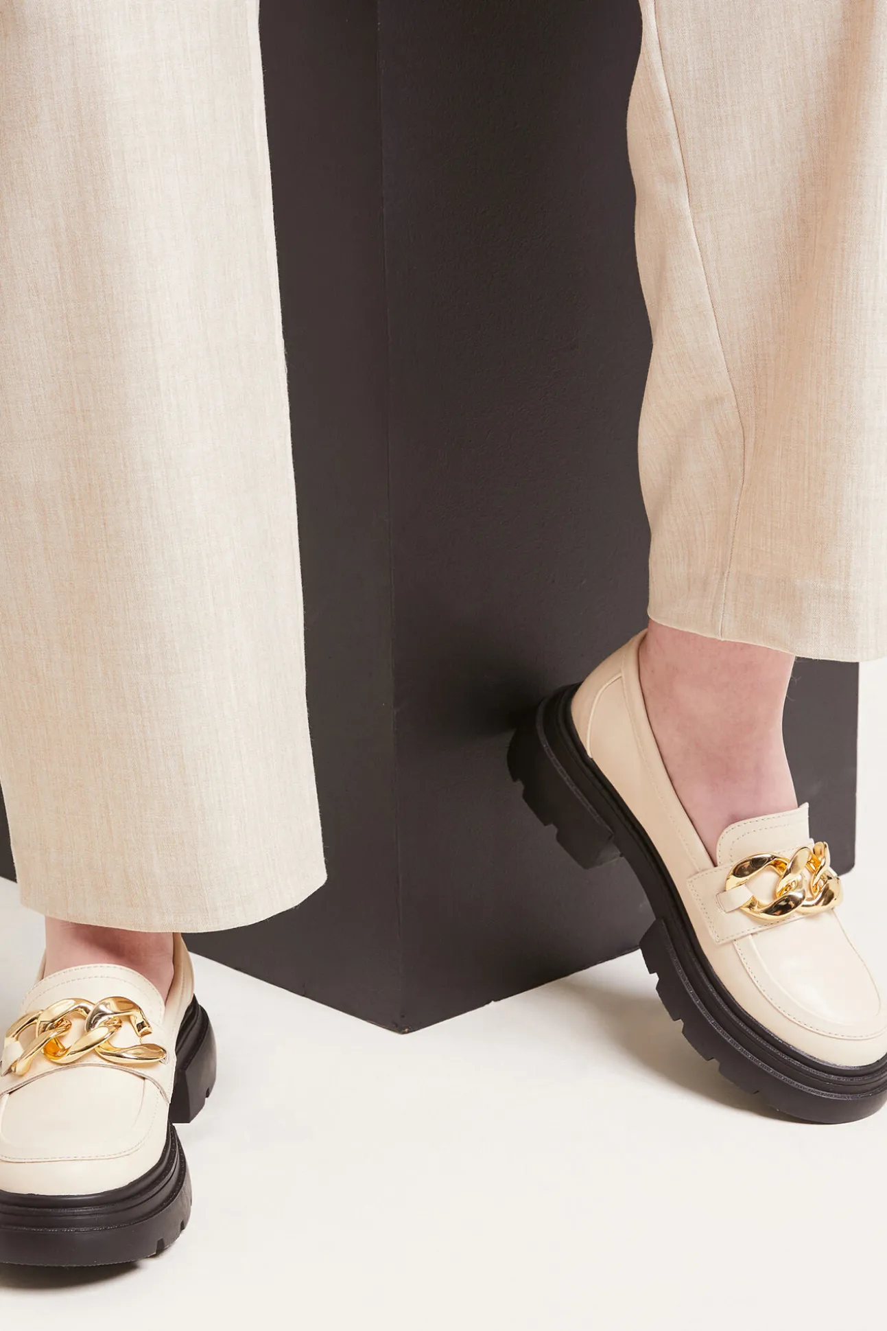 Mocasines Chunky Con Hebillas Doradas Polipiel