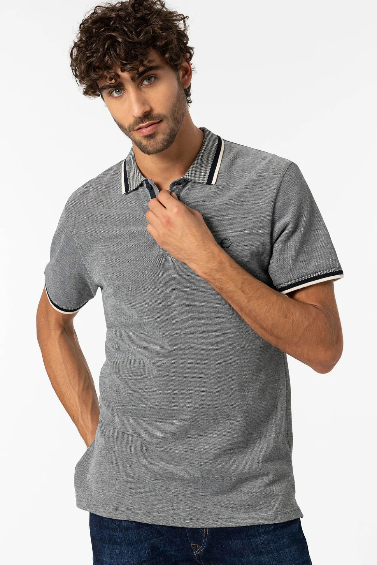 Polo Pique Detalle Estampado Con Relieve