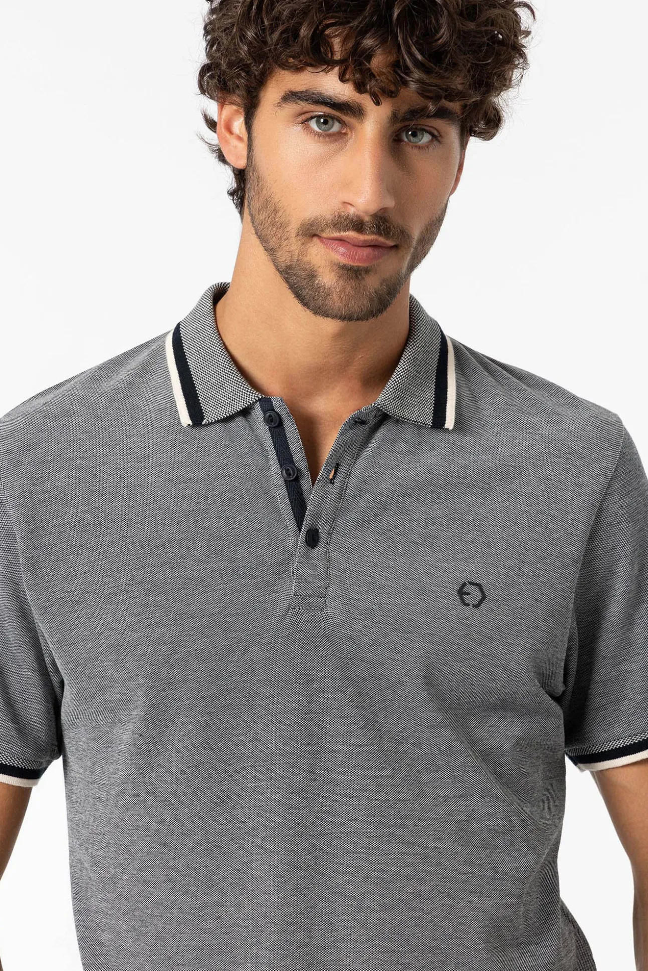 Polo Pique Detalle Estampado Con Relieve