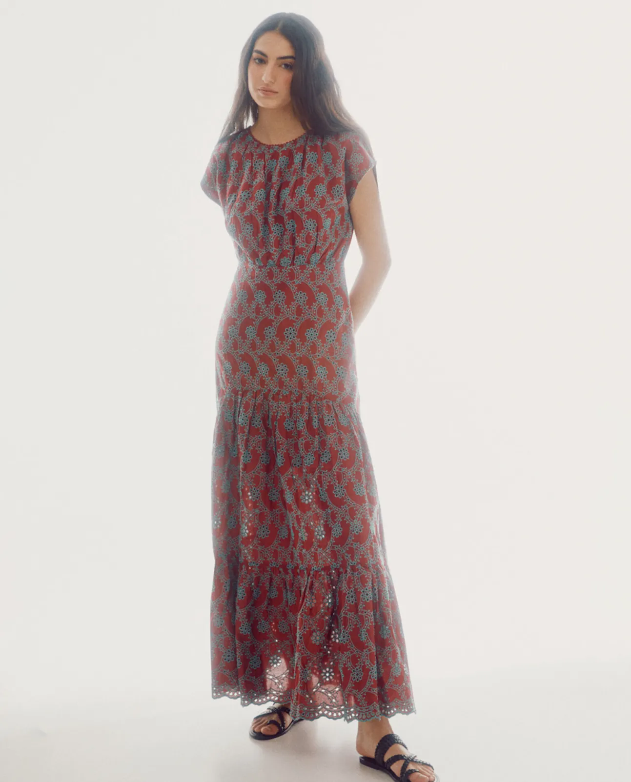 Vestido Bordados Perforados