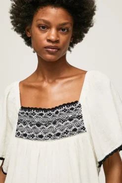 Vestido Corto Con Detalle En El Pecho.