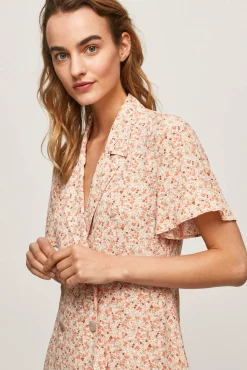 Vestido Corto Con Volante Y Solapas En El Cuello.