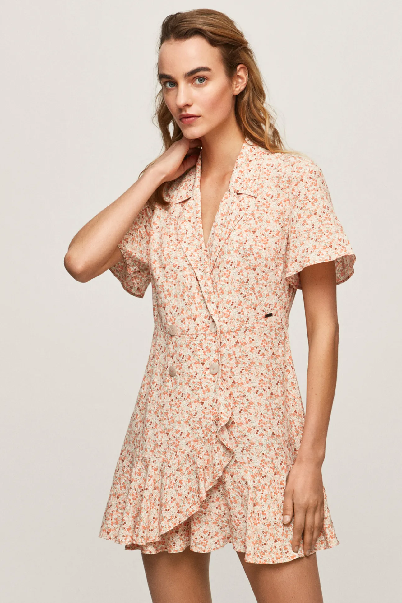 Vestido Corto Con Volante Y Solapas En El Cuello.