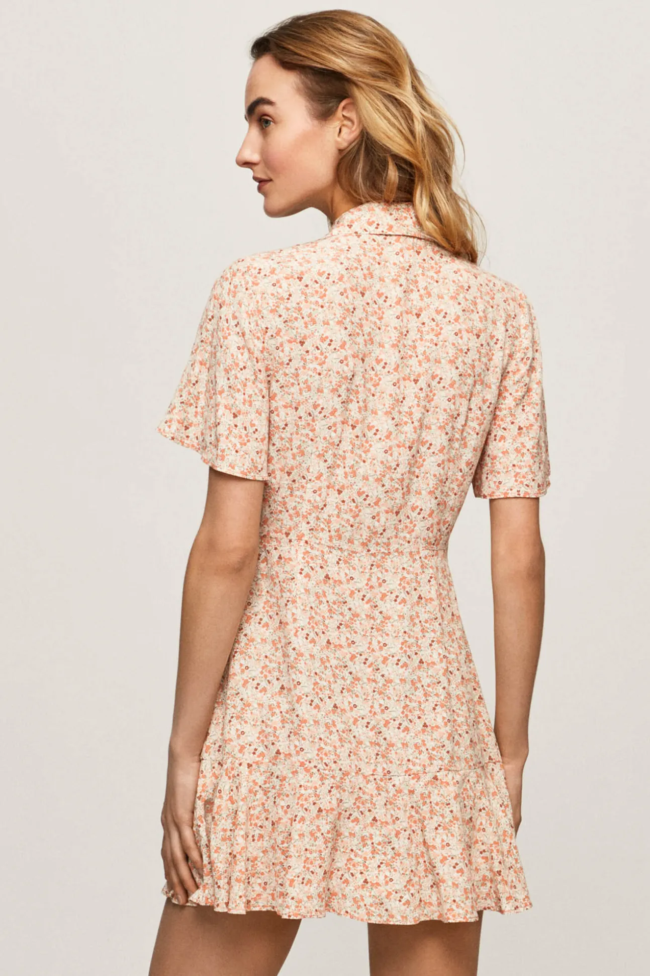 Vestido Corto Con Volante Y Solapas En El Cuello.