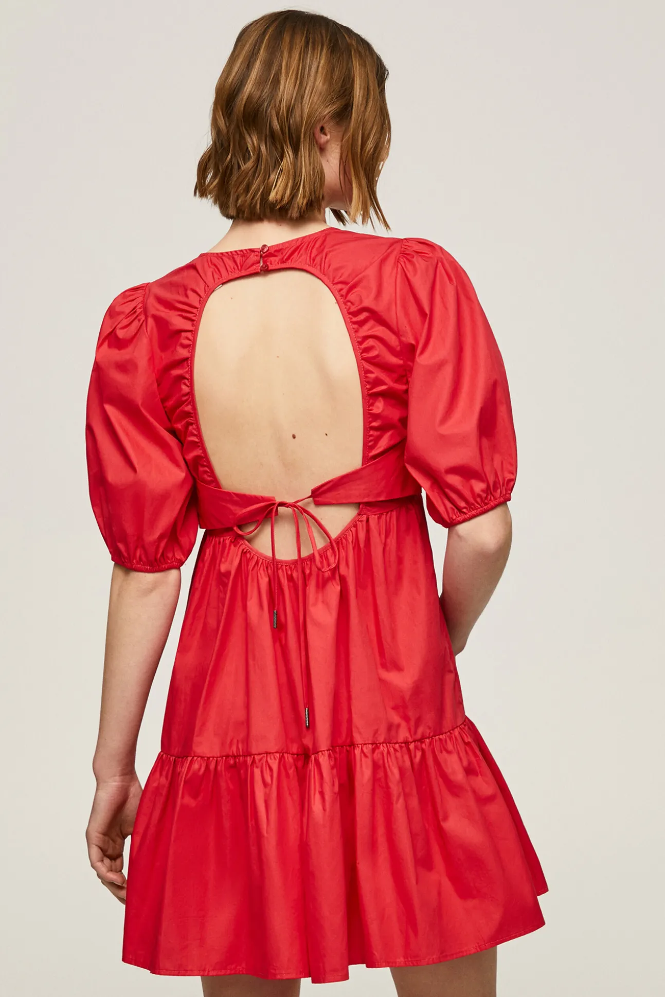 Vestido Corto Con Volumen.