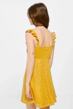Vestido Corto Crochet Escote Volante