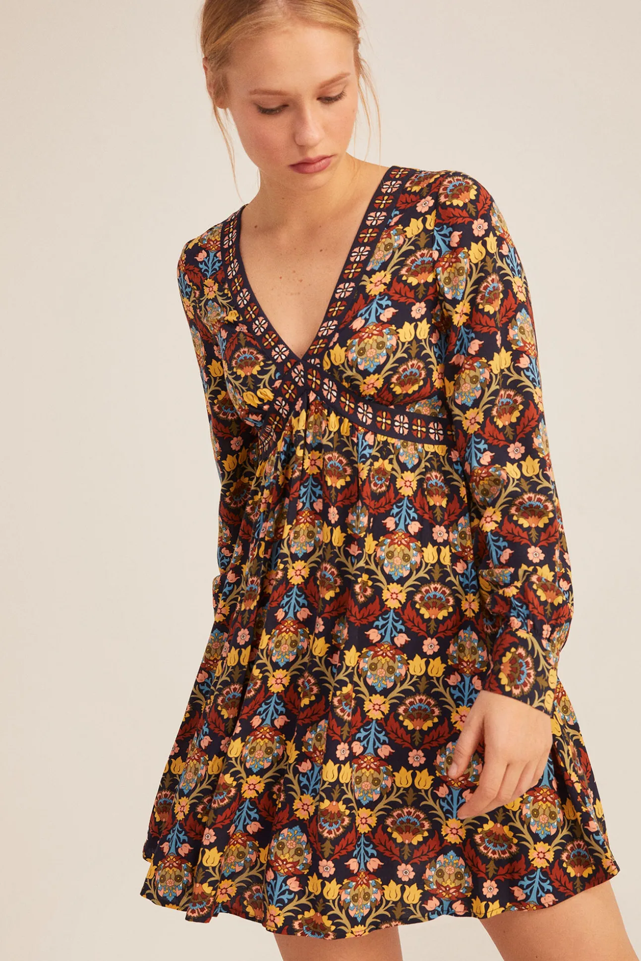 Vestido Corto Escote Cenefas