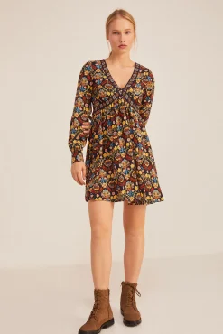 Vestido Corto Escote Cenefas