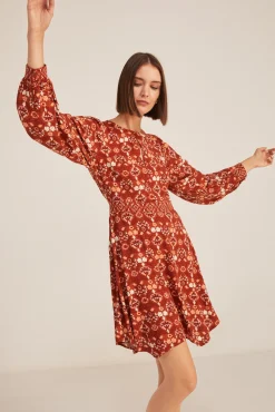 Vestido Corto Estampado Picos