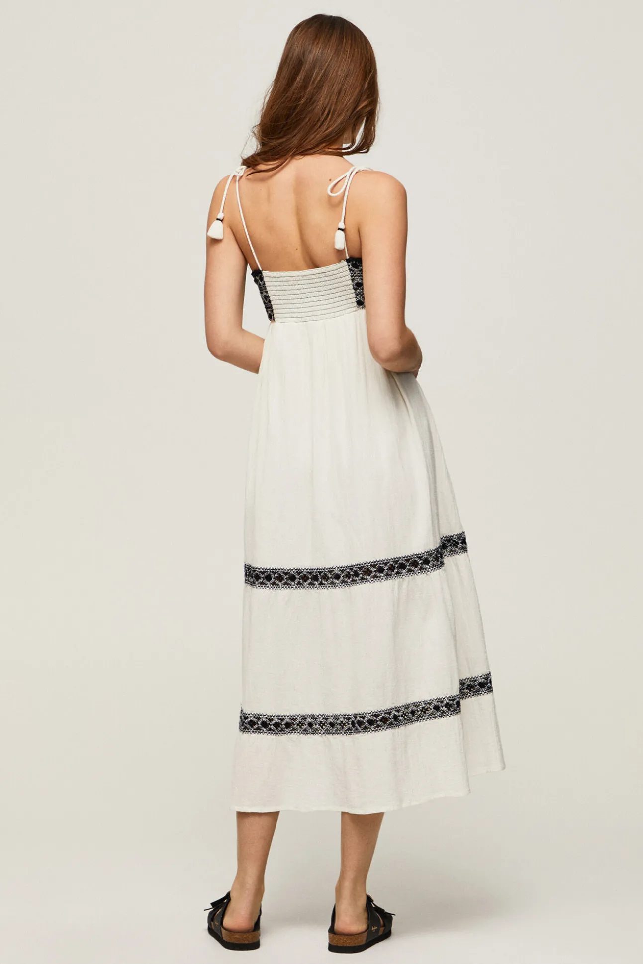 Vestido De Tirantes Largo Con Detalles En Negro.