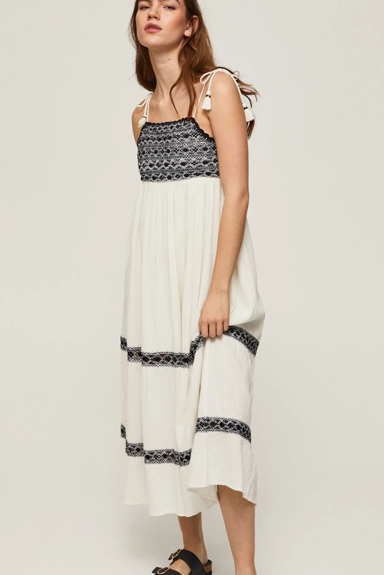 Vestido De Tirantes Largo Con Detalles En Negro.