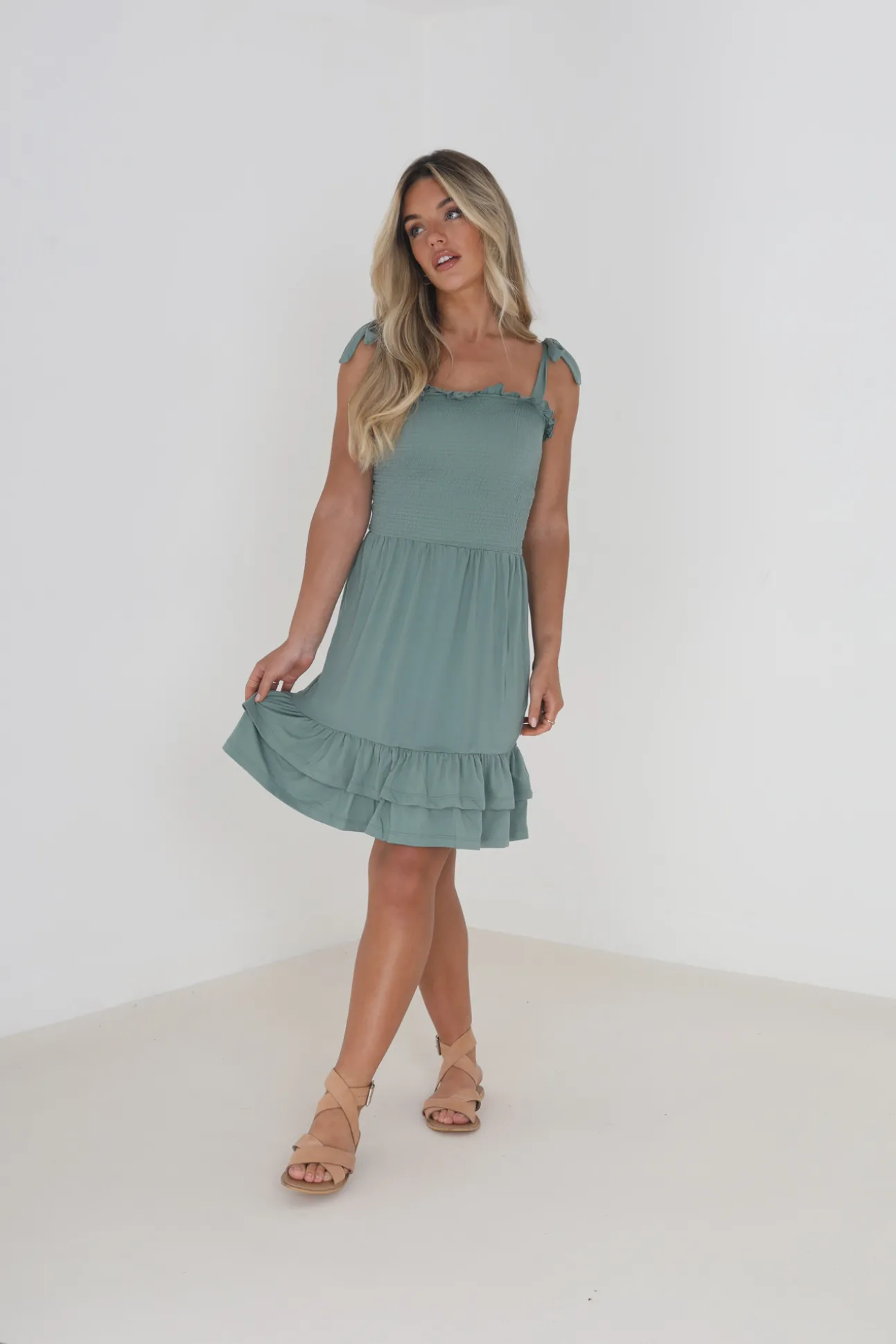 Vestido De Tirantes Y Cuerpo Nido De Abeja