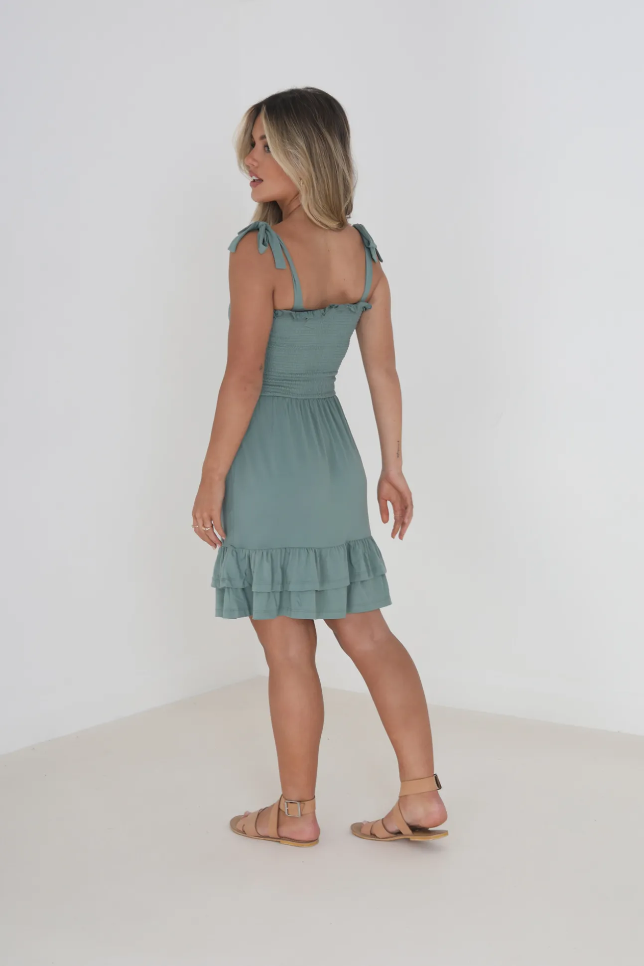 Vestido De Tirantes Y Cuerpo Nido De Abeja
