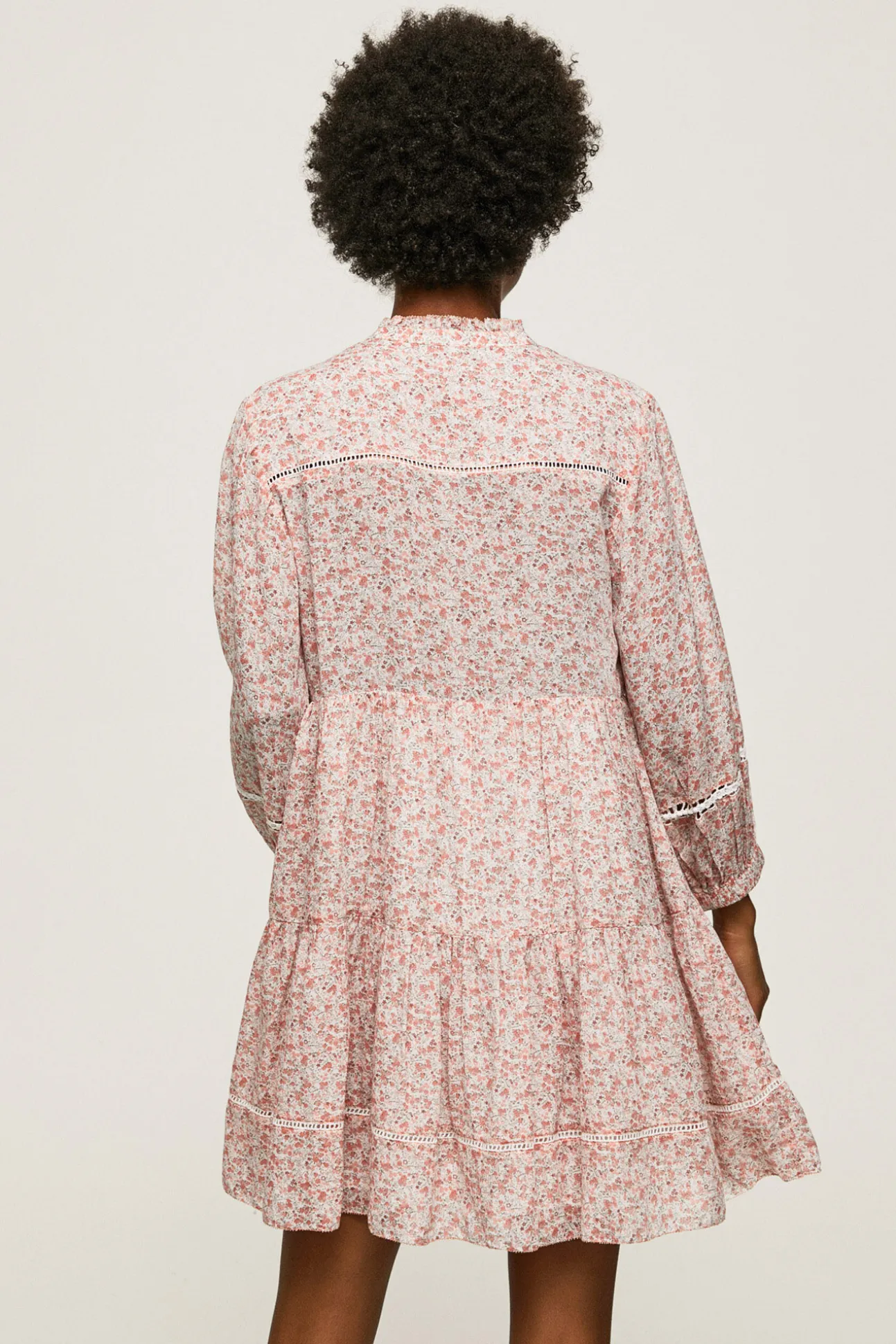 Vestido Estampado Corto Con Manga Larga.