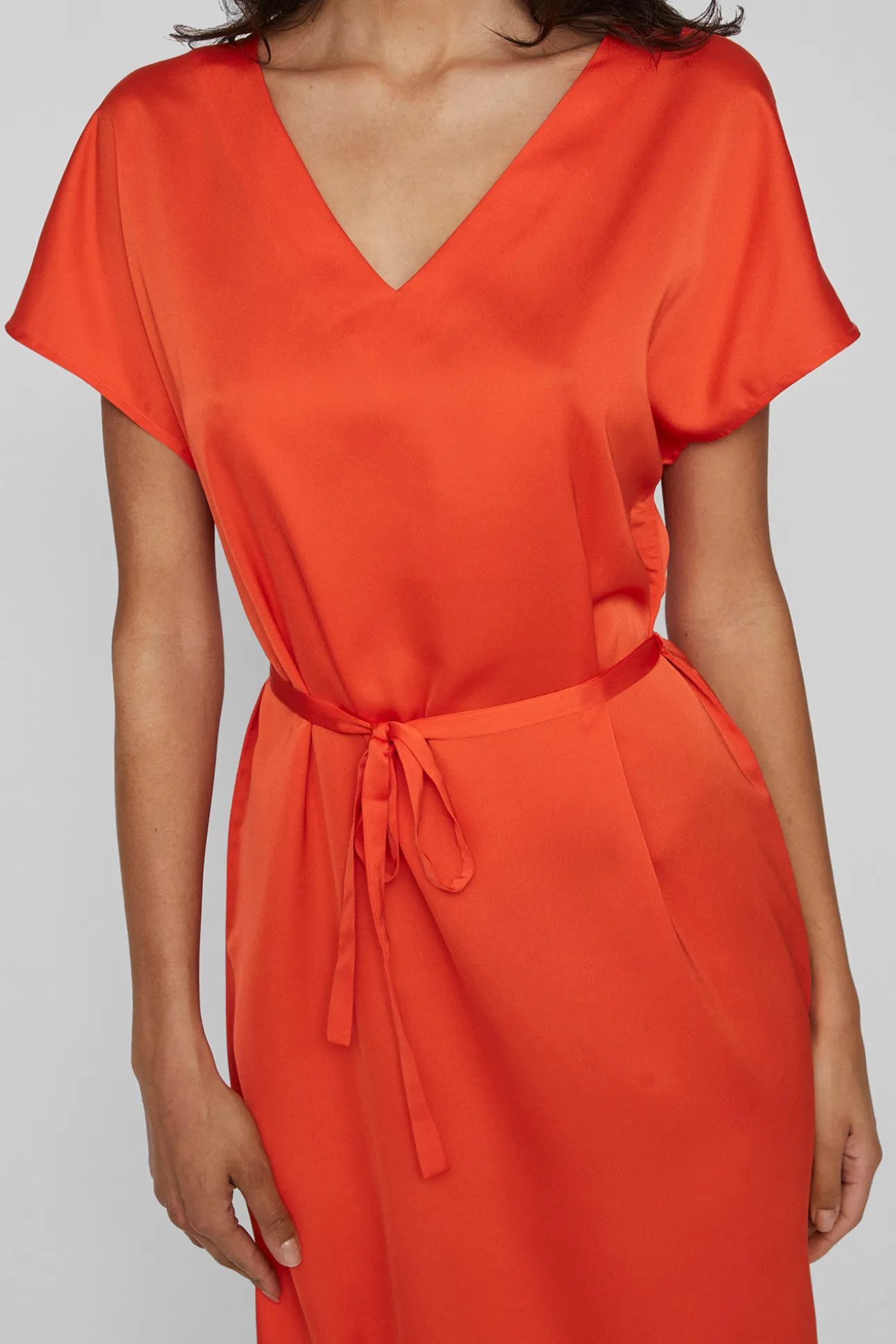 Vestido Midi Satinado De Manga Corta