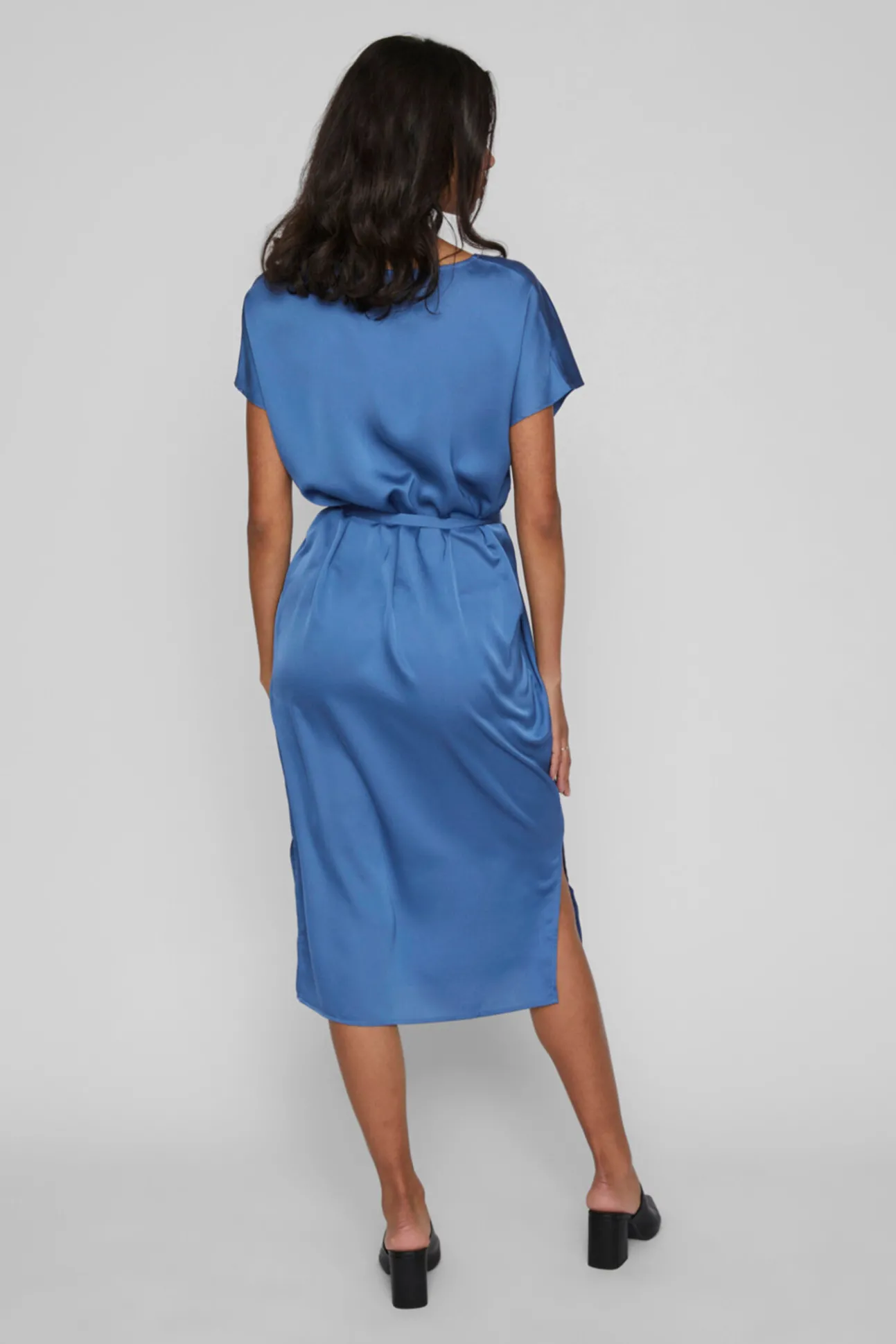Vestido Midi Satinado De Manga Corta