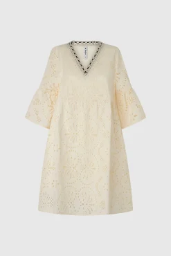 Vestido Voluminoso Con Detalles Bordados.