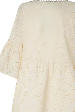 Vestido Voluminoso Con Detalles Bordados.